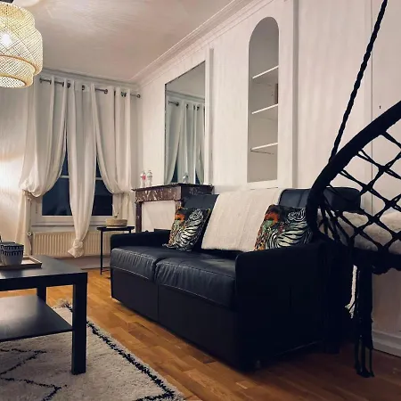 Chic On The Famous Shopping Rue Du Faubourg Saint-honore Street Париж