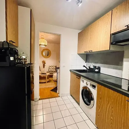 Chic On The Famous Shopping Rue Du Faubourg Saint-honore Street Appartement Parijs