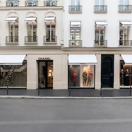 Chic On The Famous Shopping Rue Du Faubourg Saint-honore Street Апартаменты *