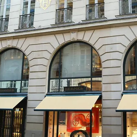 Chic On The Famous Shopping Rue Du Faubourg Saint-honore Street Appartement Parijs